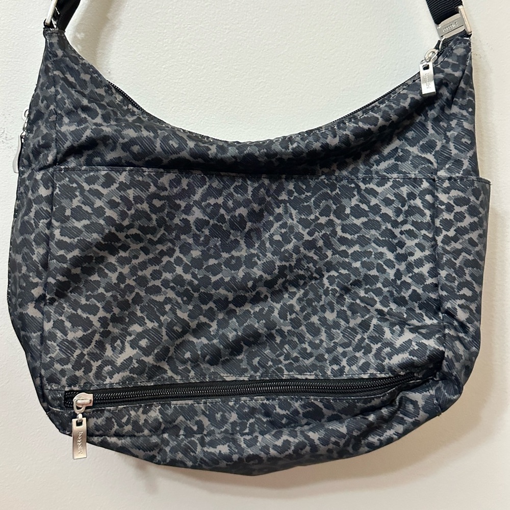 Baggallini Everywhere Bagg Crossbody Bag Grey Cheetah Leopard Print Travel Purse - Picture 11 of 14